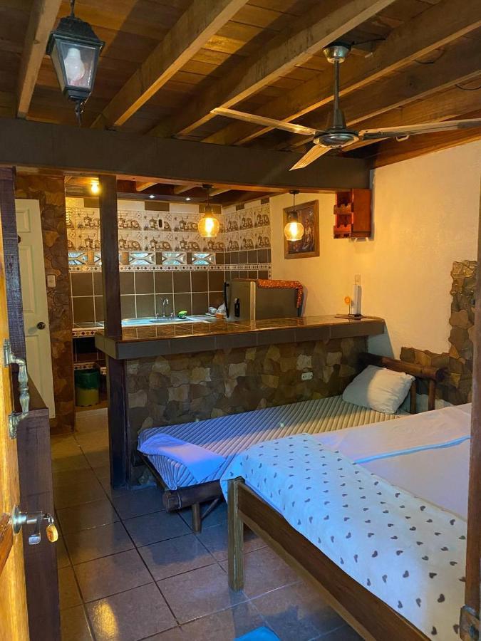 Hostal Cecilia Puerto Viejo de Talamanca Eksteriør bilde