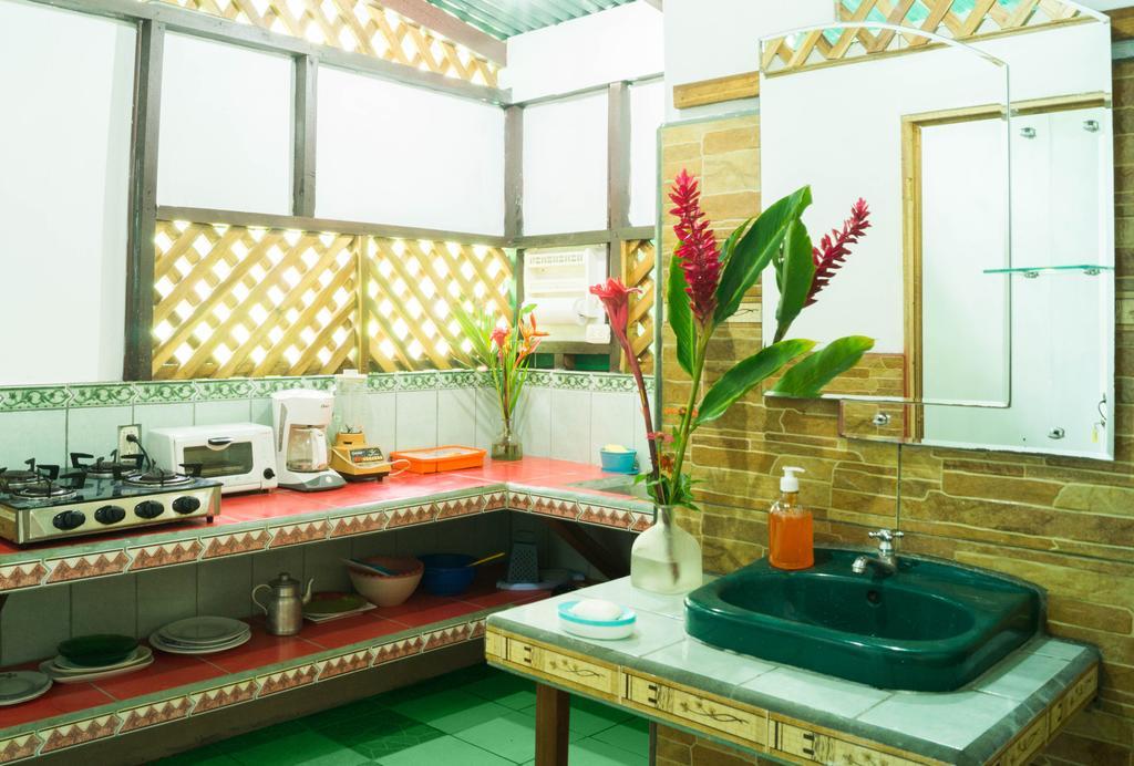 Hostal Cecilia Puerto Viejo de Talamanca Eksteriør bilde