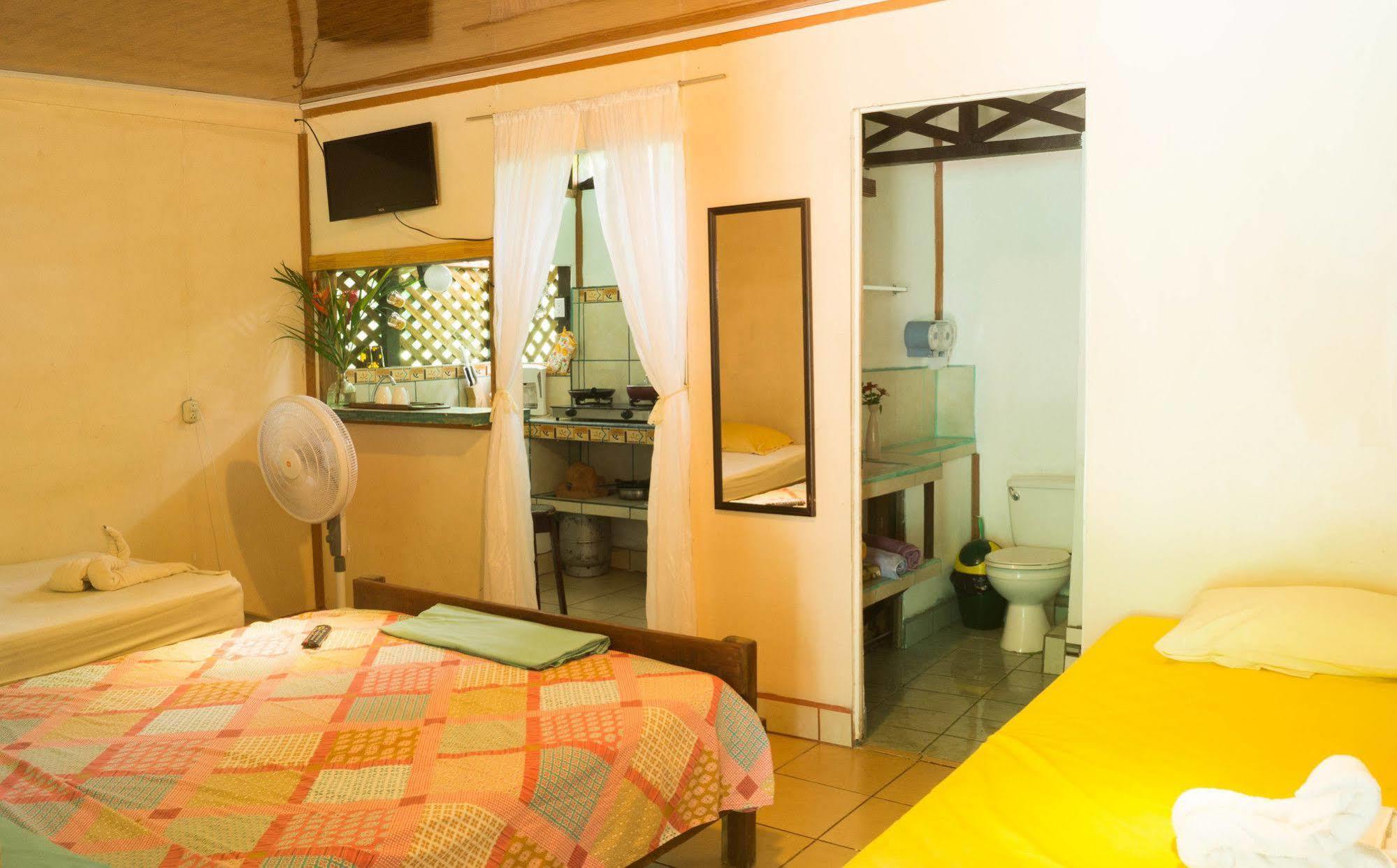 Hostal Cecilia Puerto Viejo de Talamanca Eksteriør bilde